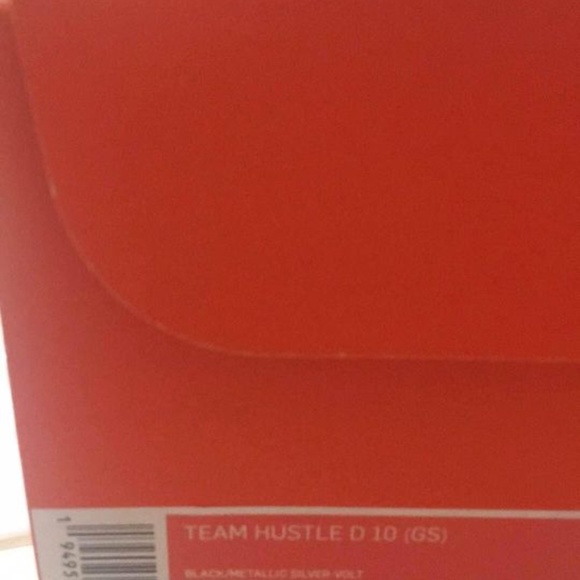 BRAND NEW boy girl youth Nike team hustle d10 basketball shoes size 3.5Y & 5.5Y - Picture 9 of 9
